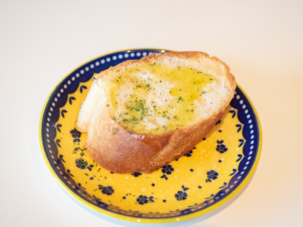 a cafe:瀬戸内レモンクリームパスタのパン
