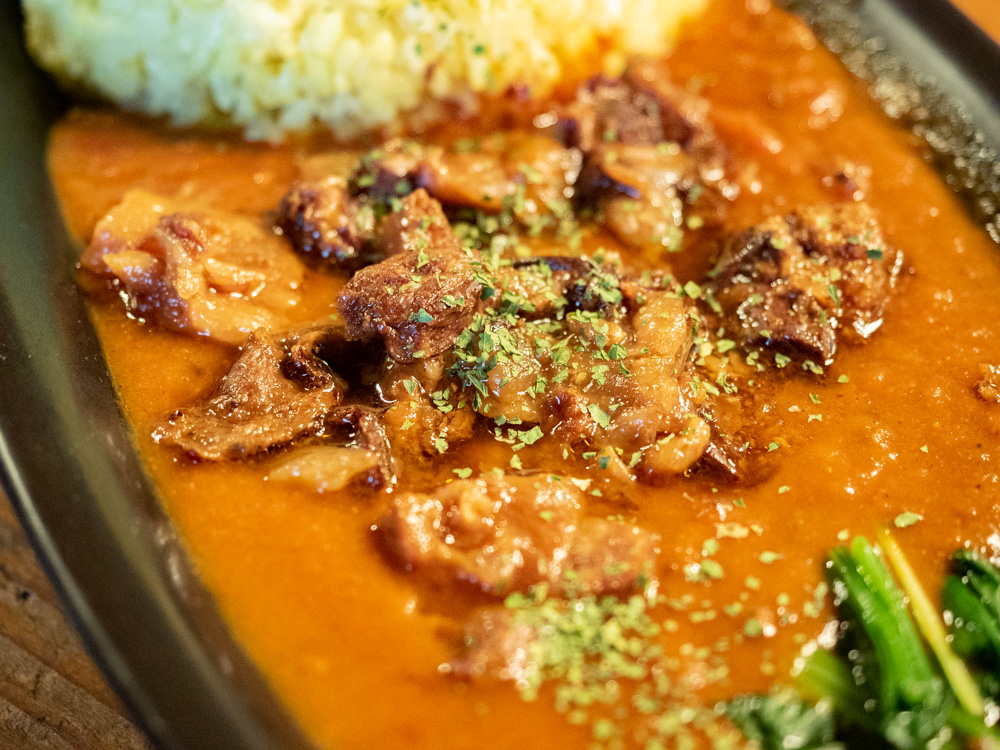 カレーの中には牛すじ肉がゴロゴロとたくさん