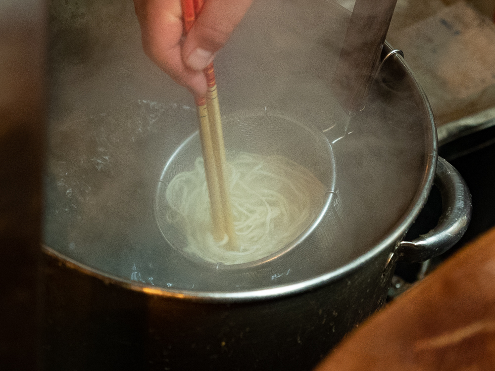 はっせい船町店。:お好み焼 調理風景 麺