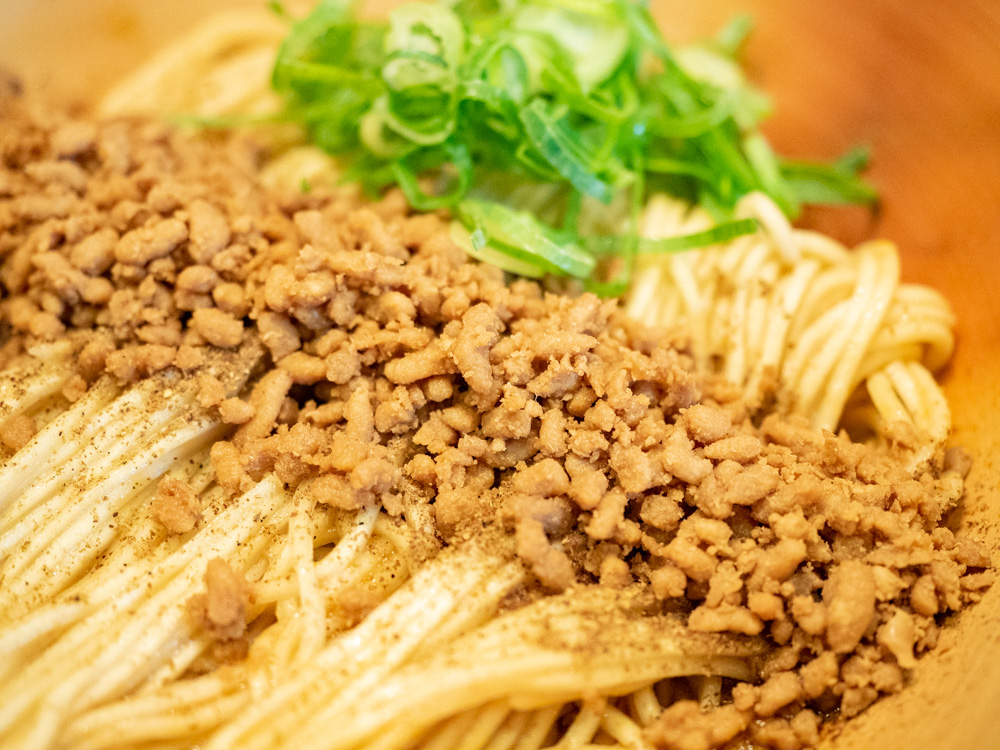 きれいに並んだ麺の上には、タップリの挽き肉