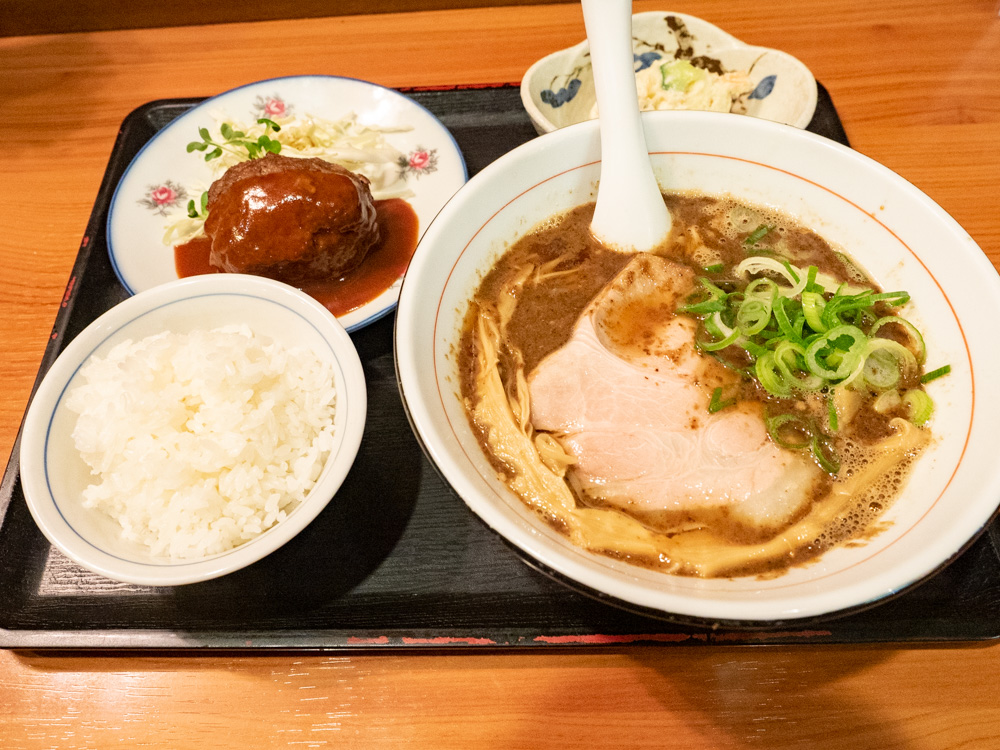 ランチの例 :ハンバーグとマカロニサラダ