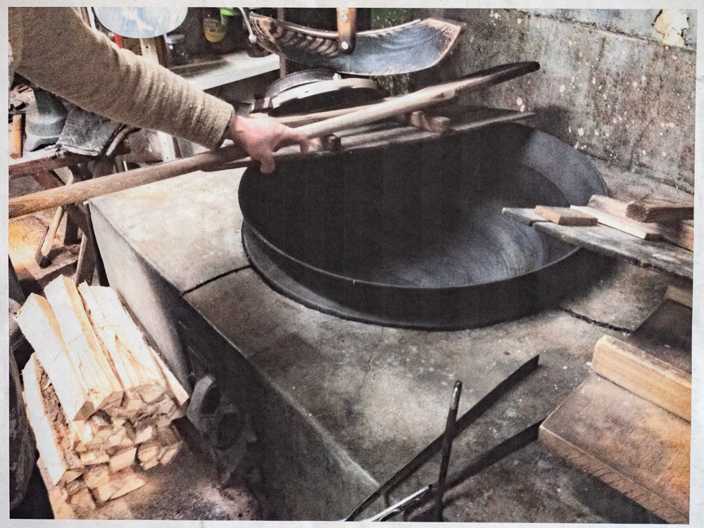 富久屋：餡を炊く鍋と薪