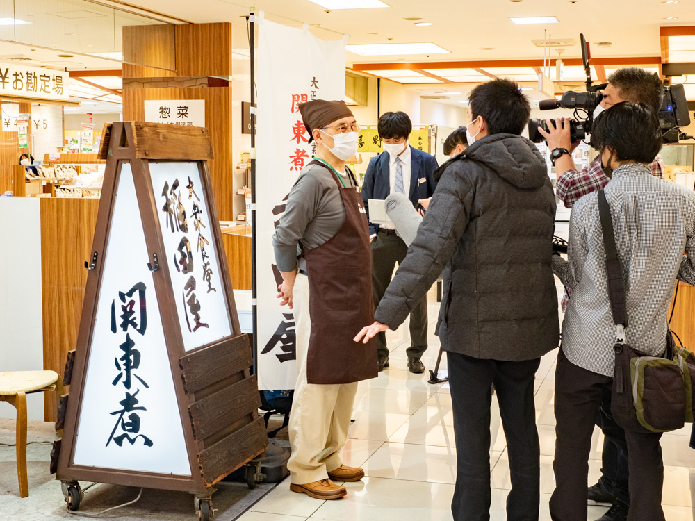 稲田屋(天満屋限定販売):インタビューを受ける稲田さん