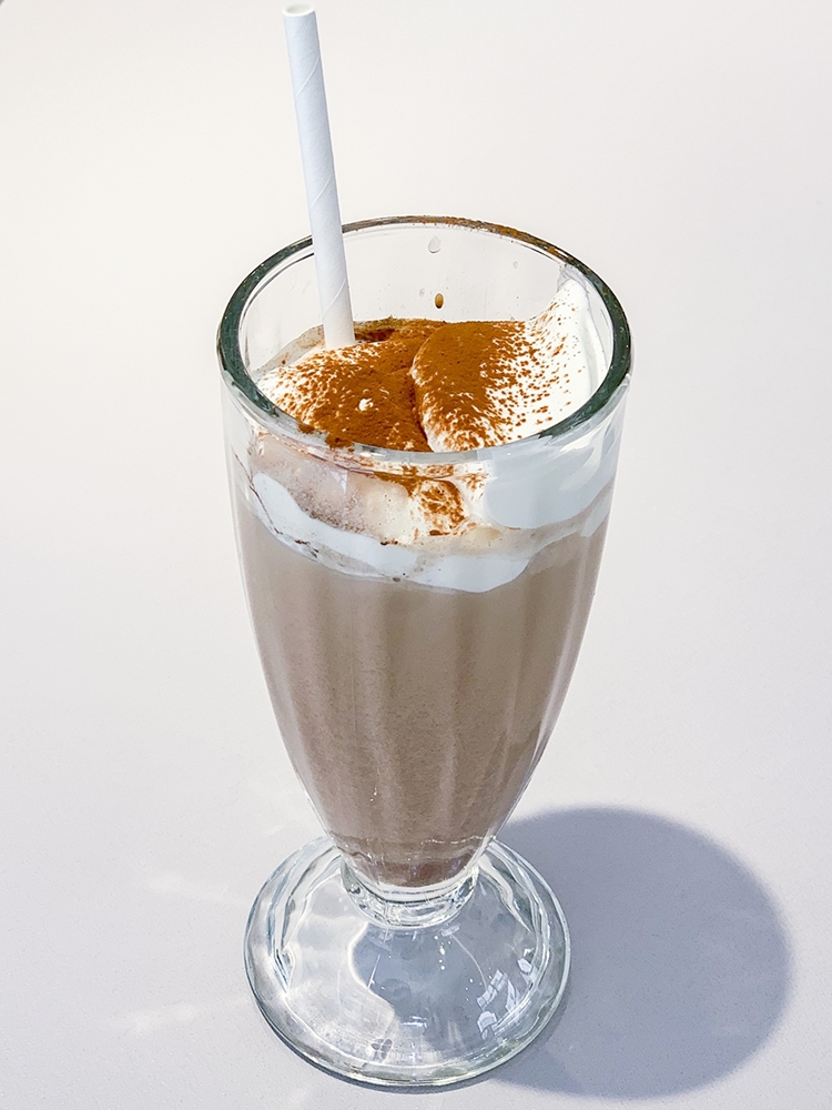 ウシオチョコラトルのチョコを使用「ウシオチョコオレ」(提供:Freeman Coffee)