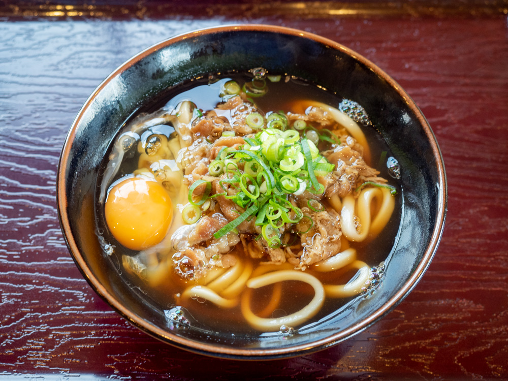 服部屋:肉うどん 生卵トッピング