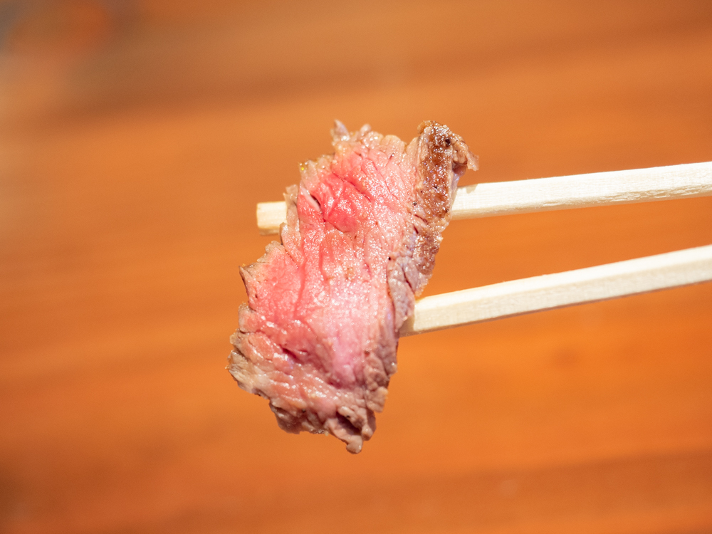 メゾンドシェフごはん：赤城牛のステーキと炊き込みごはんのオムライス