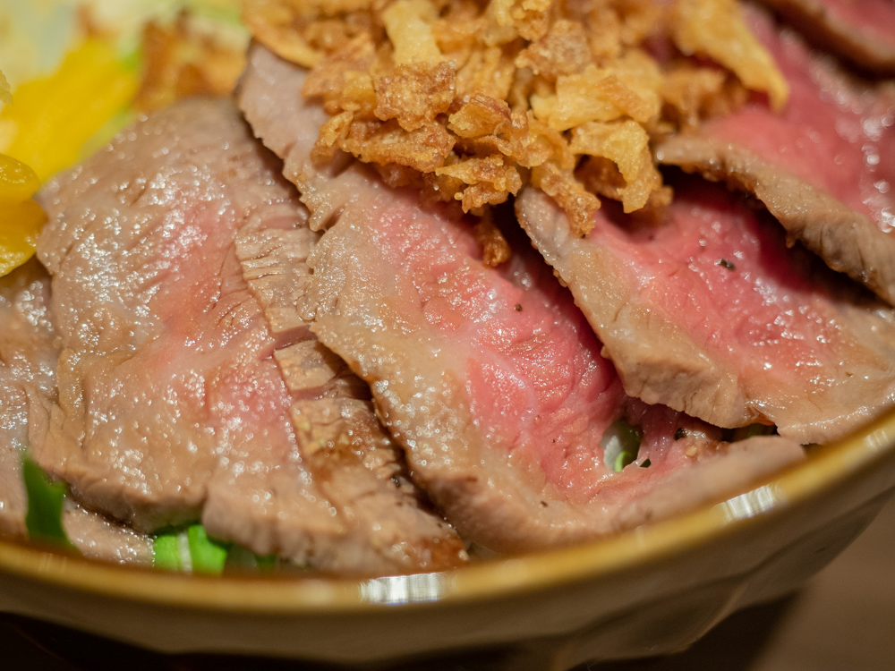 メゾンドシェフごはん：赤城牛のステーキと炊き込みごはん丼