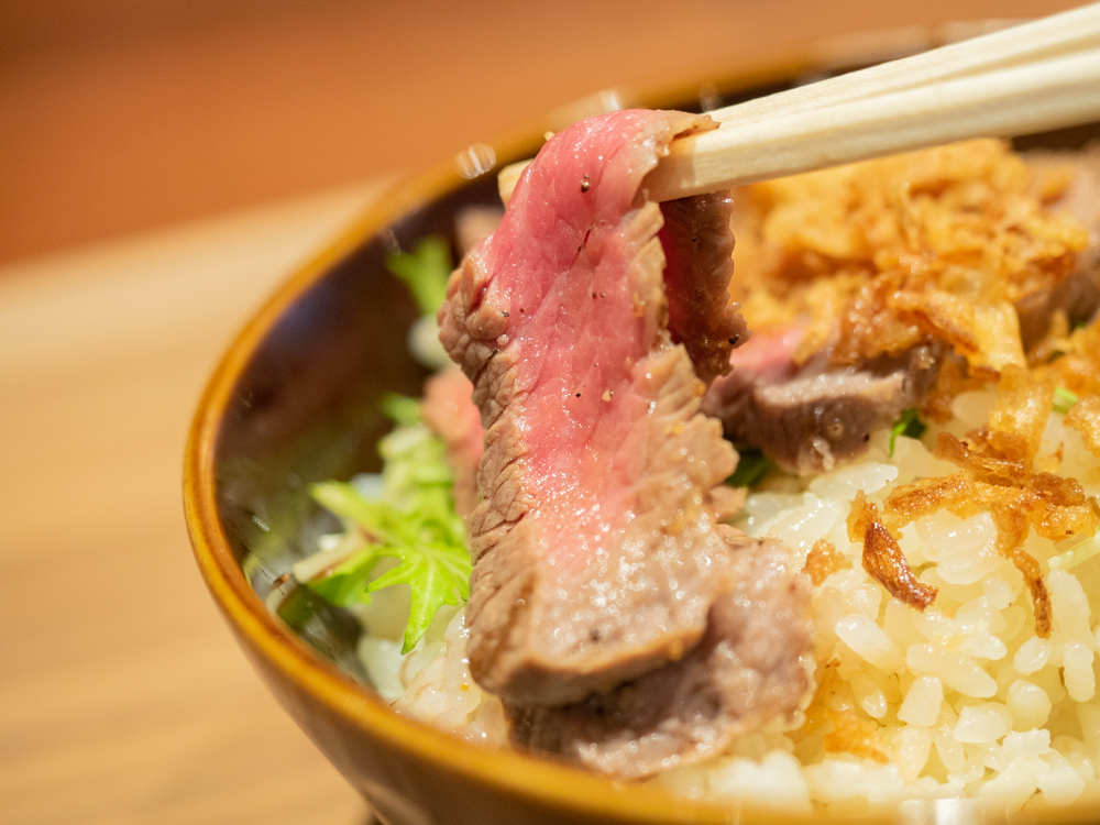 メゾンドシェフごはん:赤城牛のステーキと炊き込みごはん丼