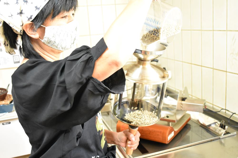 豆を入れる