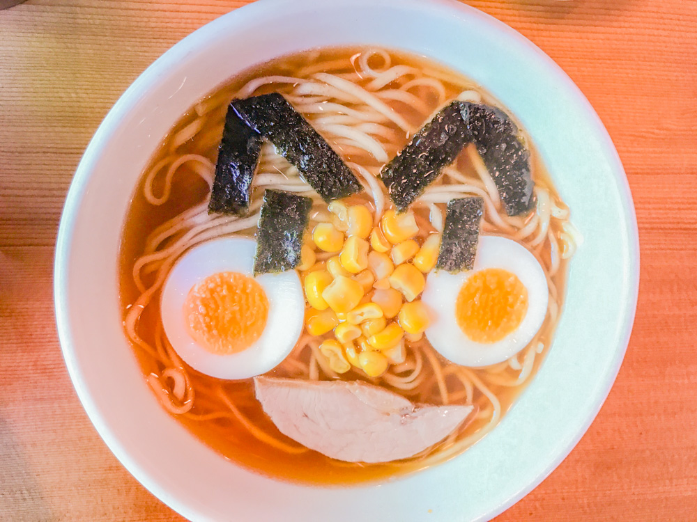具材で顔をかたどった「アンパンマンらーめん」(過去の訪問時に撮影)