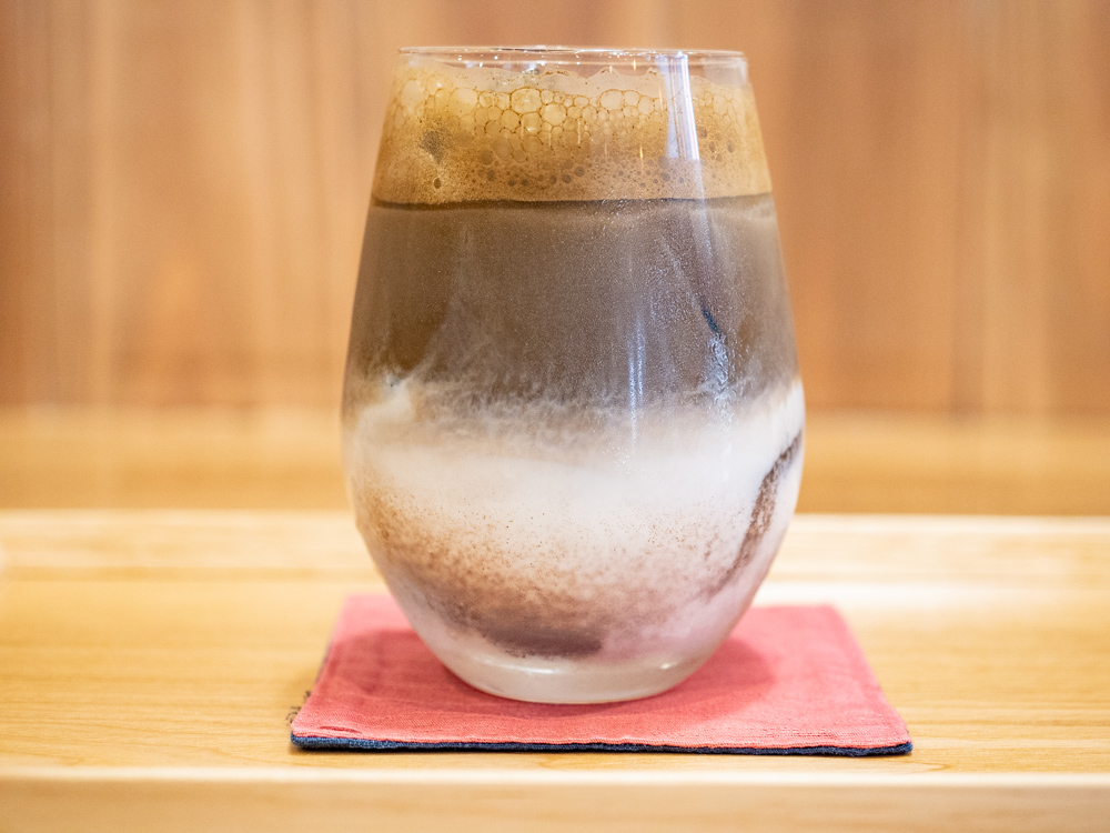 アイスのほうじ茶ラテは、ほうじ茶の茶褐色と牛乳の白色のコントラストが印象的