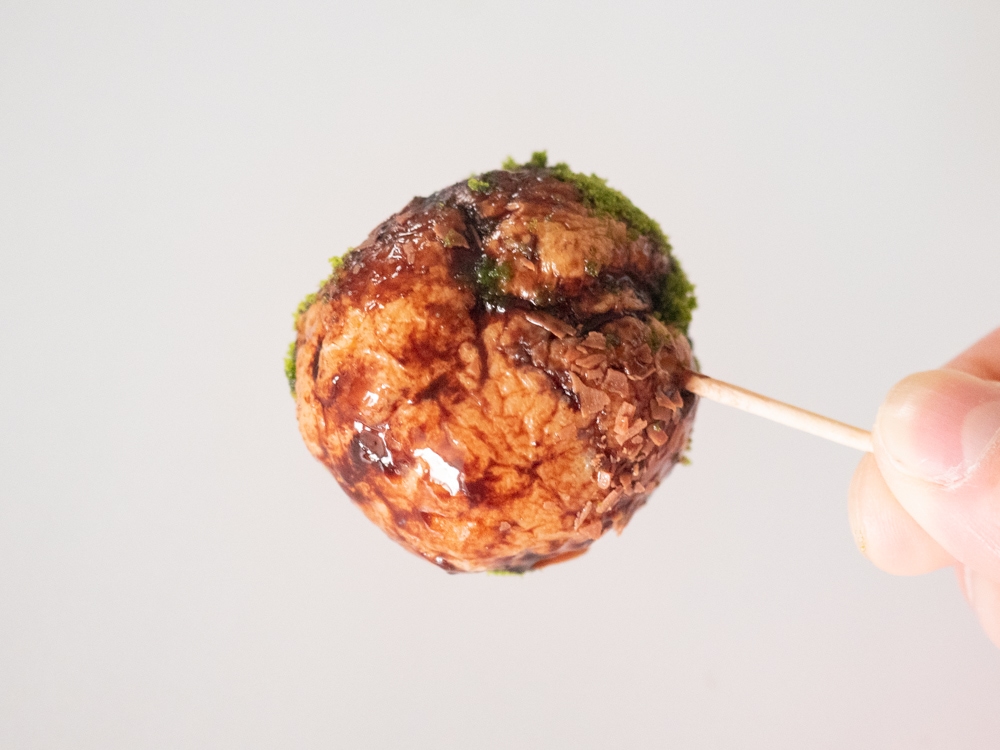 虎屋:そっくりスイーツ たこ焼きにしか見えないシュークリーム