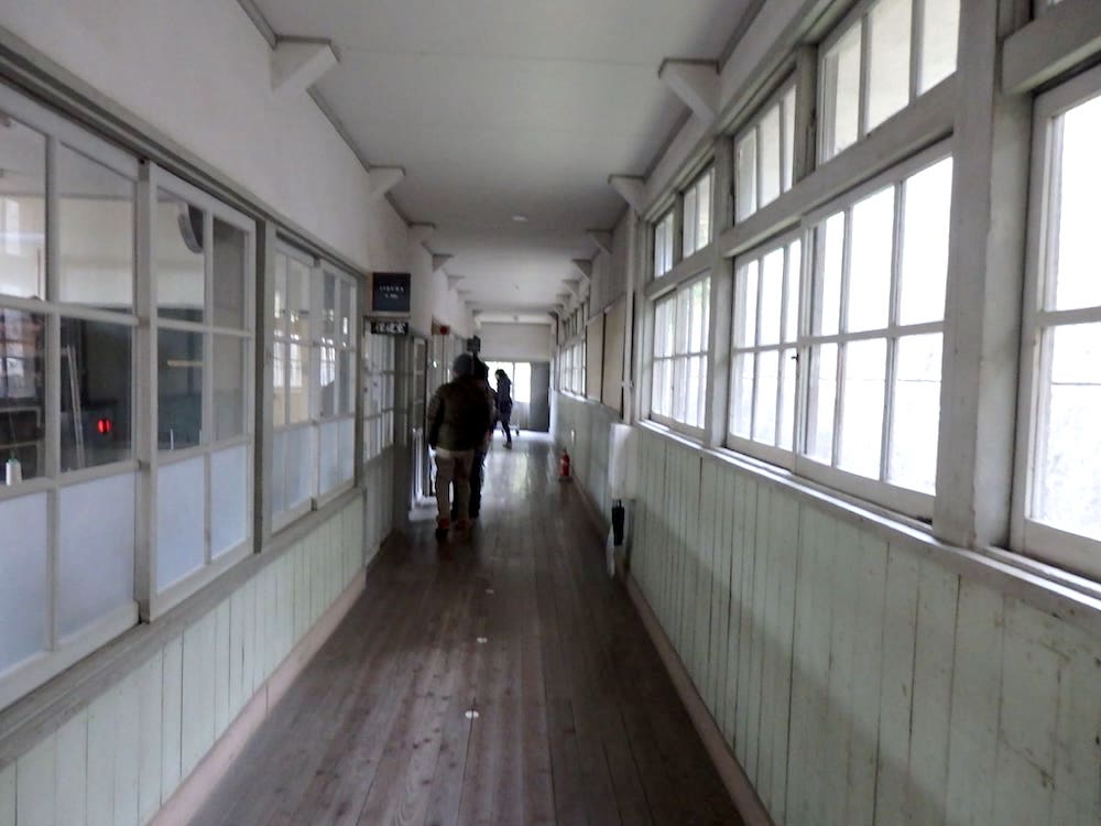 海の校舎の廊下