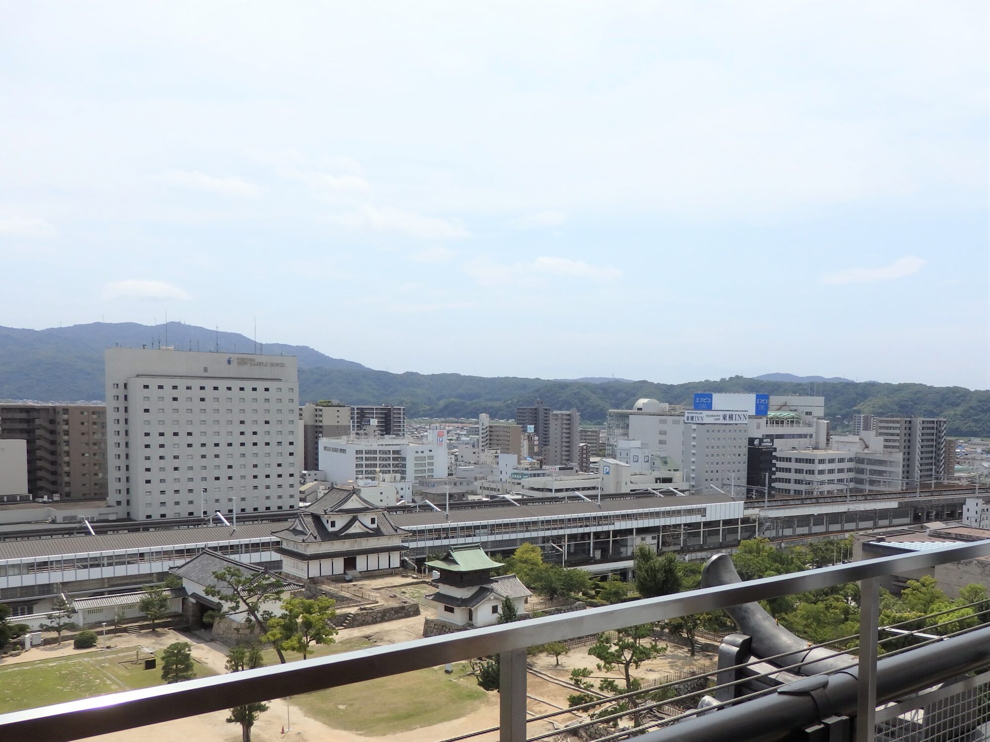 福山城内外を埋め立て、三の丸に建設された新幹線駅を間近に望める