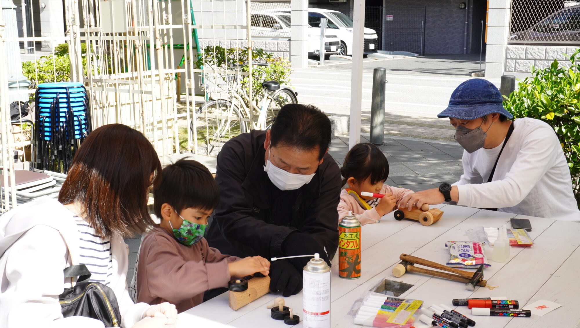 車を作る子ども2