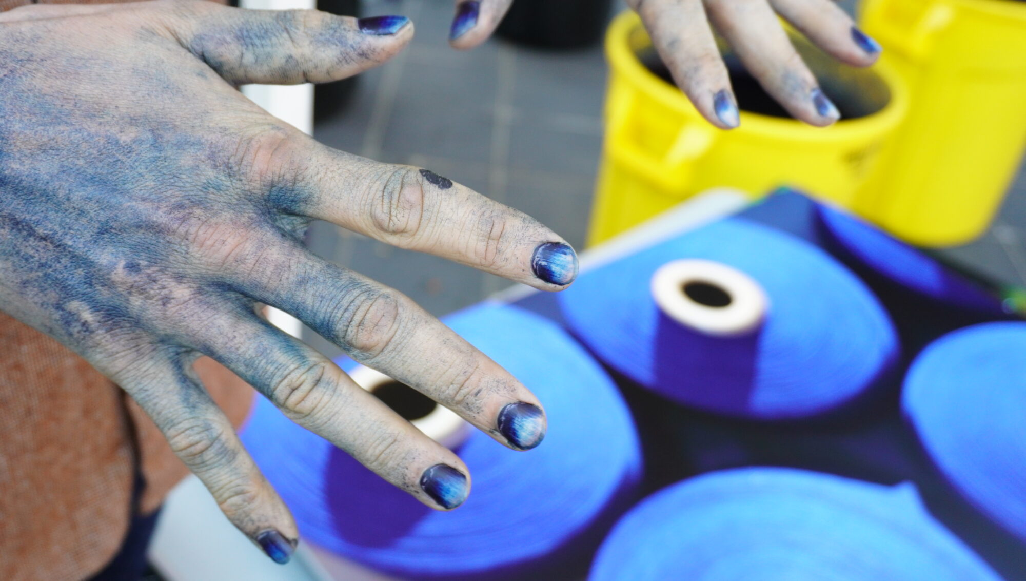 藍の色で染まった手と爪。これぞ職人の手ですね