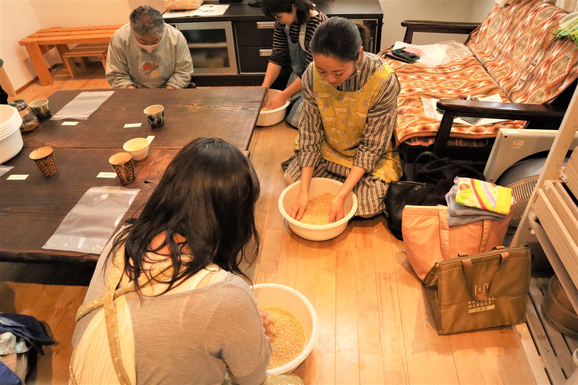 味噌を作っている参加者