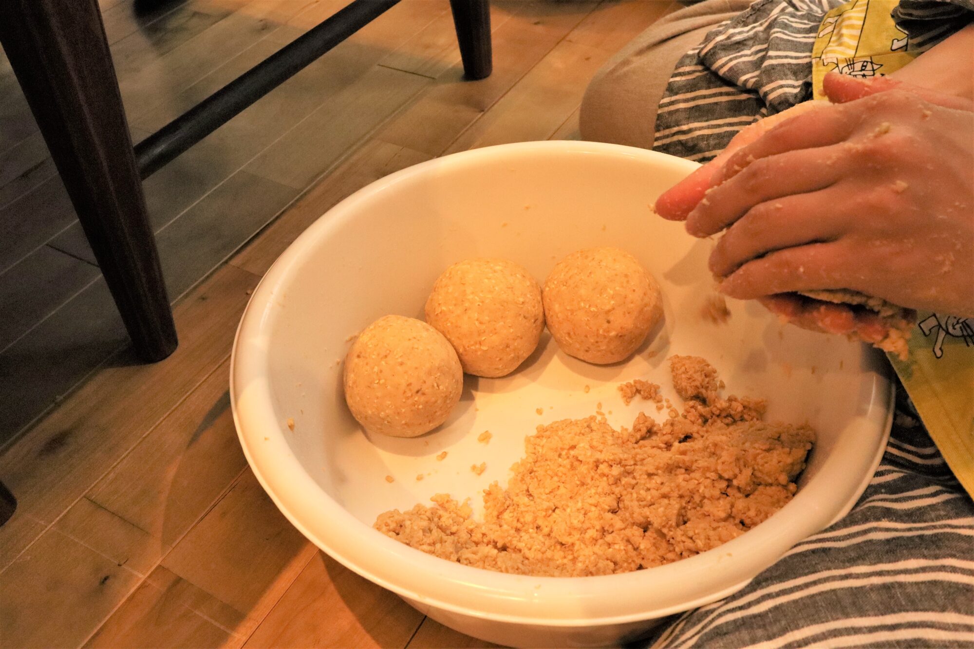 味噌団子を作るようす