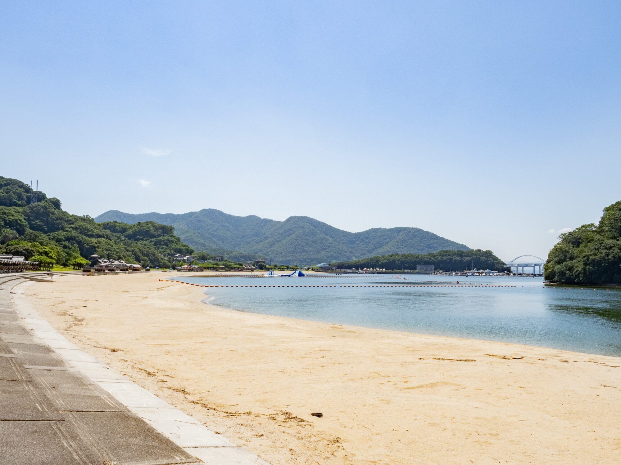 クレセントビーチ海浜公園 〜 年間通して楽しめる海のレジャースポット。海水浴・海上アスレチックから海辺のキャンプまでも（備後とことこ）｜d