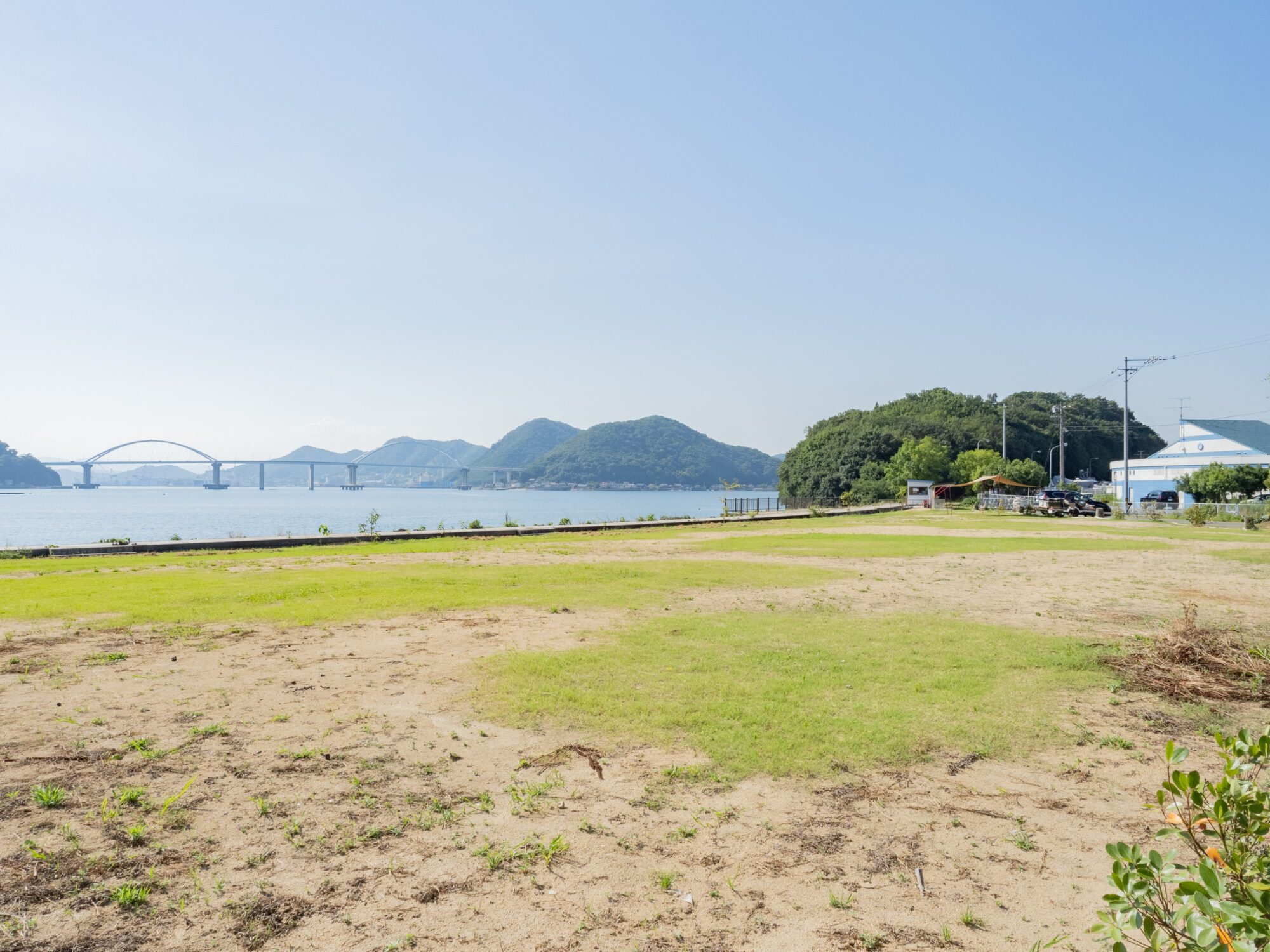 クレセントビーチ海浜公園 〜 年間通して楽しめる海のレジャースポット。海水浴・海上アスレチックから海辺のキャンプまでも（備後とことこ）｜d
