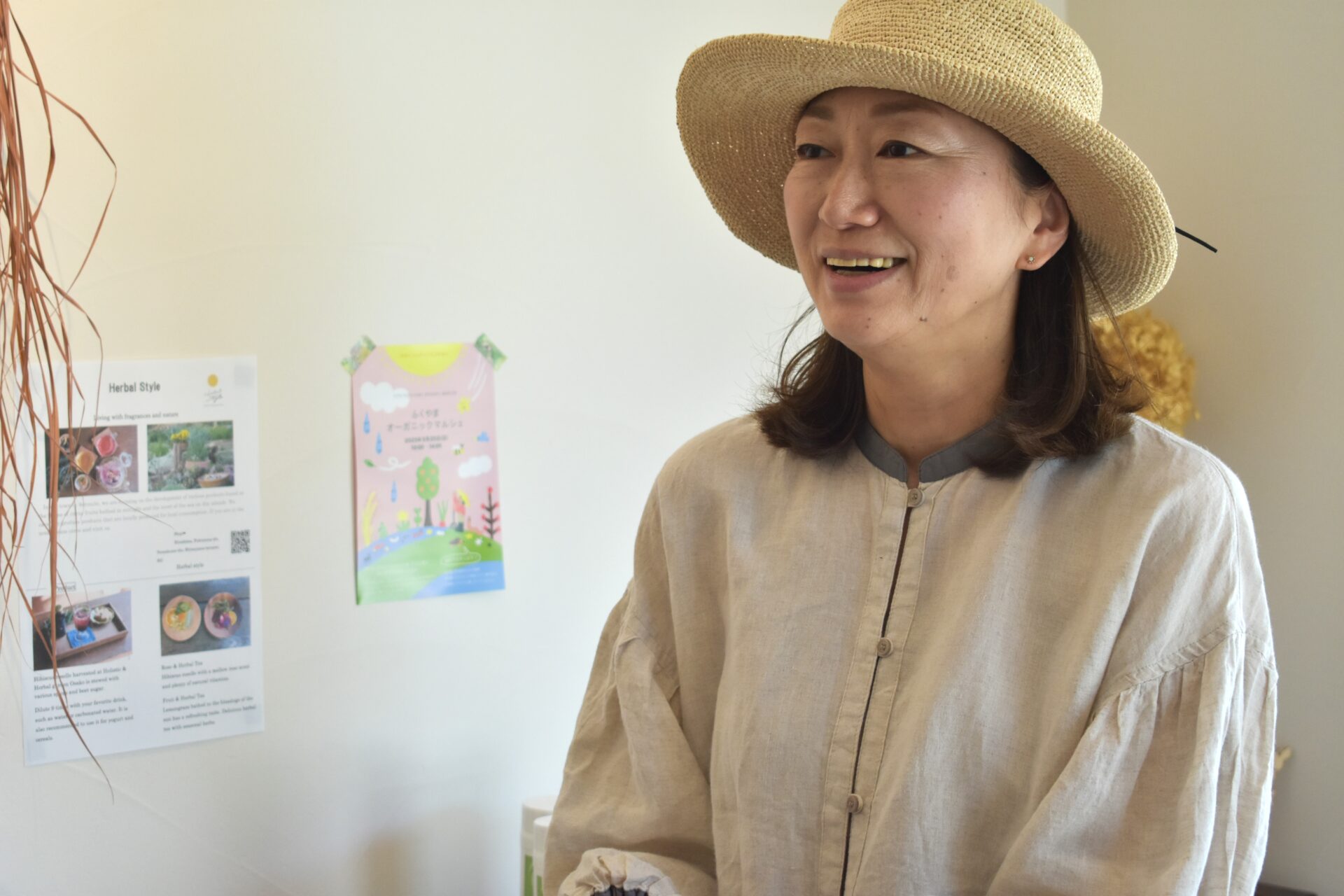 スタッフに話しかける宮澤さん