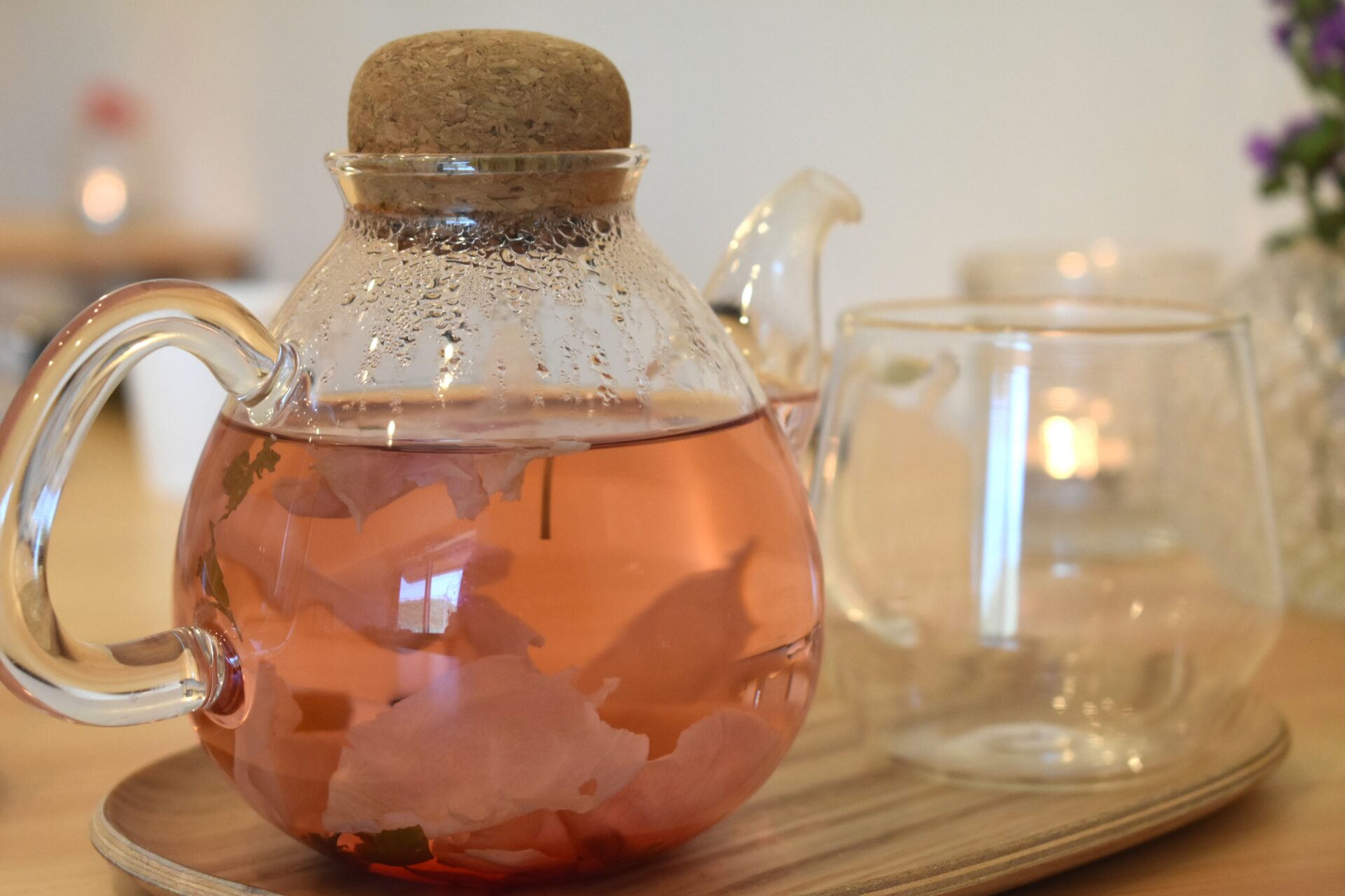 ローズハーブティーには大きなバラの花びらが踊る